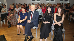Kobietom w dniu ich święta - kwiaty. Mężczyznom w dniu ich święta - upominki